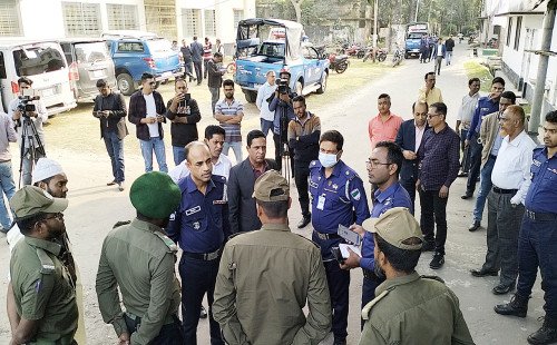 কুষ্টিয়া পানি উন্নয়ন বোর্ড (পাউবো) অফিসের সীমানা প্রাচীরের বাইরে থেকে  মুখোশধারীদের গুলি