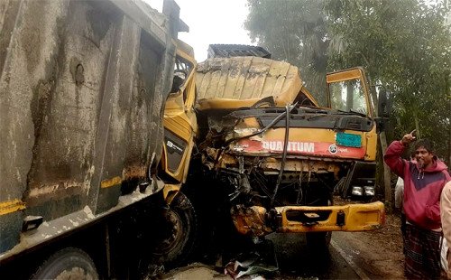 কুষ্টিয়ায় ঘন কুয়াশায় বাস-ট্রাকসহ ৪ গাড়ির মুখোমুখি সংঘর্ষ