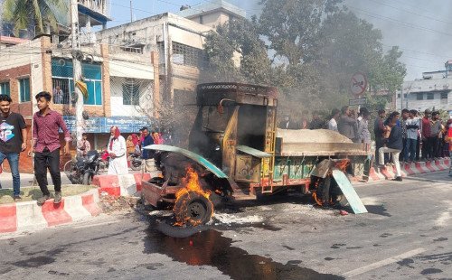 কুষ্টিয়ায় ট্রলির ধাক্কায় স্কুল শিক্ষার্থী নিহত, প্রতিবাদে সড়ক অবরোধ