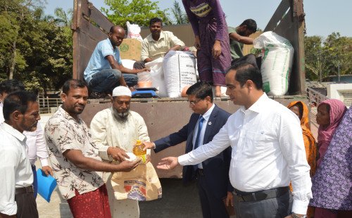 কুষ্টিয়ায় মেসার্স মা এন্টারপ্রাইজের সৌজন্যে টিসিবির পণ্য বিতরণ