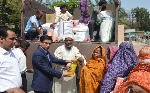 কুষ্টিয়ায় গরিব অসহায়দের মাঝে  মেসার্স মা এন্টারপ্রাইজের সৌজন্যে টিসিবির পণ্য বিতরণ