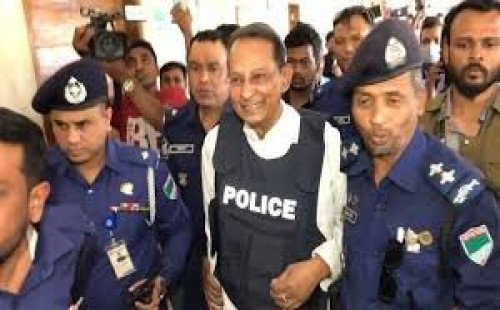 কুষ্টিয়ার আদালতে হাস্যোজ্জ্বল ইনু, আইনজীবীদের বললেন ‘কোনো চিন্তা কইরেন না’