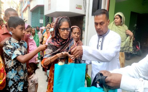 কুষ্টিয়ার হারুন অর রশিদের উদ্যোগে ঈদুল ফিতর উপলক্ষে অসহায় দরিদ্রদের মাঝে ঈদ সামগ্রী বিতরণ