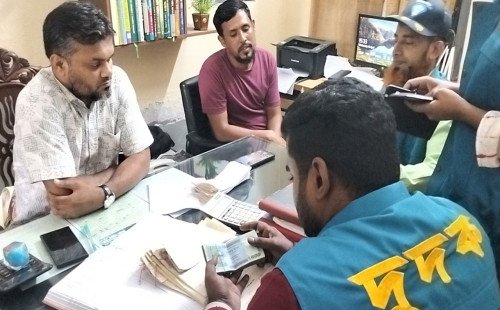 কুষ্টিয়ার খোকসা সাব-রেজিস্ট্রারের কার্যালয়ে নৈশপ্রহরীর পকেটে মিলল ৪০ হাজার টাকা