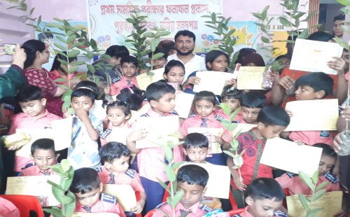 কুষ্টিয়া পাবলিক স্কুলে ফলাফল প্রকাশে সনদপত্র ও গাছের চারা বিতরণ
