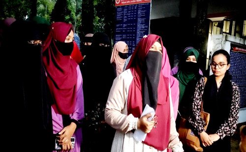 কুষ্টিয়া সরকারি মহিলা কলেজ হোস্টেল থেকে শিক্ষার্থী বহিষ্কার: প্রতিবাদের জের!