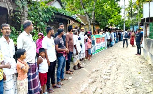 কুমারখালীতে ৭০ বছরের পুরোনো রাস্তায় চরম ভোগান্তি, ভ্যানের ওপরই সন্তান প্রসব!