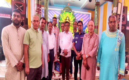 কুষ্টিয়া ইবি থানার অফিসার ইনচার্জ পূজা মন্ডপ পরিদর্শন করলেন