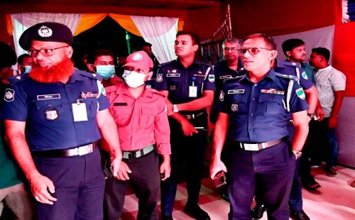 কুষ্টিয়ায় পুলিশ সুপারের পূজা মণ্ডপ পরিদর্শন