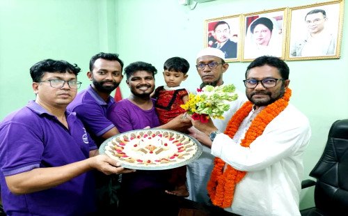 কুষ্টিয়া চেম্বার অফ কমার্স এন্ড ইন্ডাস্ট্রি’র এ গ্রুপ থেকে পরিচালক নির্বাচিত আখতারুজ্জামান কাজল মাজ মাদারকে ফুলেল শুভেচ্ছা