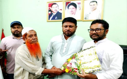 কুষ্টিয়া চেম্বার পরিচালক নির্বাচিত হওয়ায় আখতারুজ্জামান কাজল মাজমাদারকে ফুলেল শুভেচ্ছা