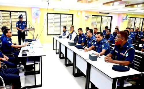 কুষ্টিয়ায় পুলিশ সদস্যদের দক্ষতা বৃদ্ধি প্রশিক্ষণ কোর্স পরিদর্শন করলেন পুলিশ সুপার