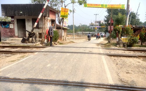 পোড়াদহ রেলস্টেশনের জলাশয় দখলের চেষ্টা, রেলওয়ের কঠোর নিষেধাজ্ঞায় ভরাট কাজ বন্ধ, ক্ষোভে ফুঁসছে স্থানীয়রা