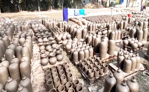 কুষ্টিয়ার ঐতিহ্যবাহী মৃৎশিল্পে আধুনিক যন্ত্রপাতি ও অর্থের অভাবে টিকে থাকার লড়াইয়ে কেবি পটারি