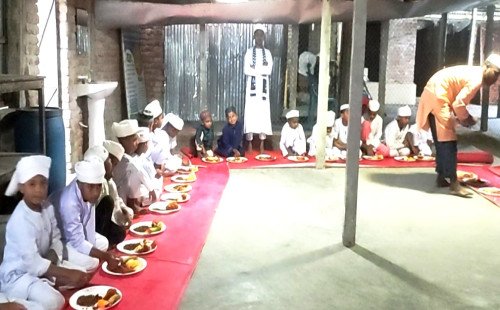 কুষ্টিয়ায় খন্দকার ট্রেডাসের সৌজন্যে মাদ্রাসা প্রাঙ্গণে প্রথম রোজার ইফতার ও দোয়া মাহফিল অনুষ্ঠিত