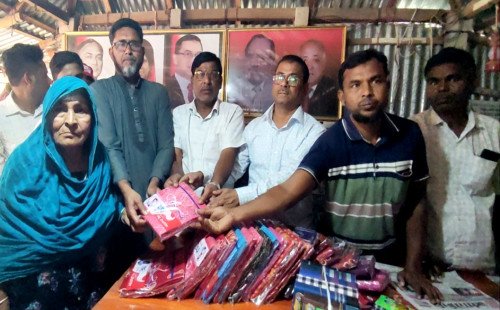 দৌলতপুরে মানবতার স্পর্শ মজনুর রহমানের উদ্যোগে অসহায় মানুষের মাঝে বস্ত্র বিতরণ