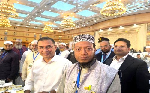 প্রধানমন্ত্রী তারেক রহমান–এর সঙ্গে কুষ্টিয়া-৩ (সদর) আসনের সংসদ সদস্য মুফতি আমির হামজা’র সৌজন্য সাক্ষাৎ