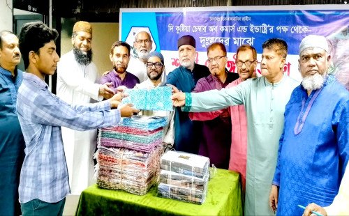 কুষ্টিয়ায় দুস্থদের মাঝে শাড়ি ও লুঙ্গি বিতরণ করেছে কুষ্টিয়া চেম্বার