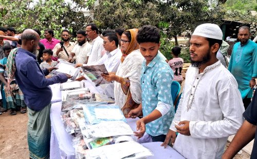 কুষ্টিয়ায় গোর খোদকদের সম্মাননা, উপহার পেয়ে আবেগাপ্লুত ১২০ জন