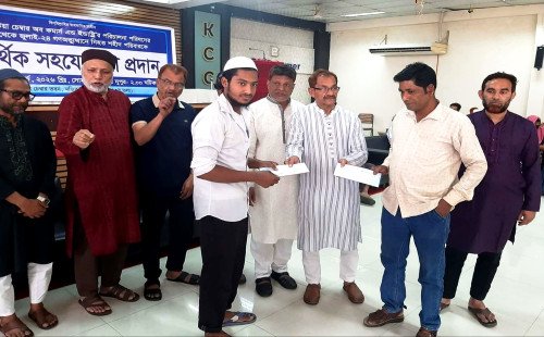 কুষ্টিয়া চেম্বারের উদ্যোগে জুলাই–২৪ গণঅভ্যুত্থানের শহীদ পরিবারের পাশে আর্থিক সহায়তা