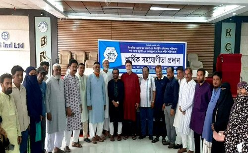 কুষ্টিয়া চেম্বারের উদ্যোগে শহীদ পরিবারকে আর্থিক সহায়তা, ইফতার ও দোয়া মাহফিল