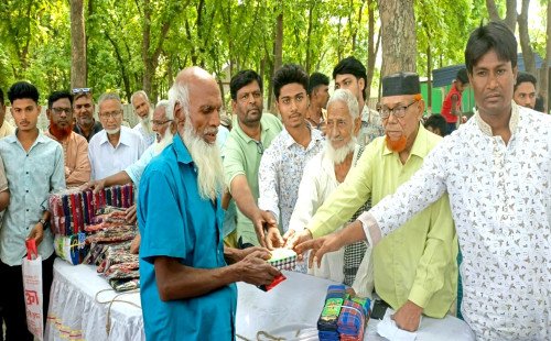 কুষ্টিয়ায় দুস্থ ও অসহায় মানুষের মাঝে ঈদ উপহার হিসেবে বস্ত্র বিতরণ