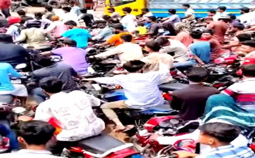 কুষ্টিয়ায় তেল সংকট: ঈদযাত্রার আগে ফিলিং স্টেশনে উপচে পড়া ভিড়, চরম ভোগান্তিতে চালকরা