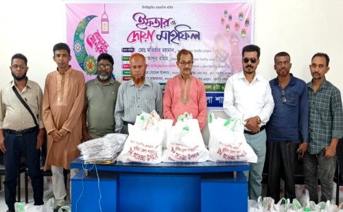 খুলনা বিভাগীয় প্রেসক্লাব কুষ্টিয়া জেলা শাখার উদ্যোগে সাংবাদিকদের মাঝে ঈদ সামগ্রী বিতরণ