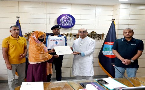 কুষ্টিয়ায় শহীদ পুলিশ পরিবারের পাশে মানবিক উদ্যোগ, ঈদ উপহার ও শুভেচ্ছা প্রদান