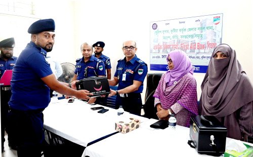কুষ্টিয়ায় থানায় থানায় পৌঁছালো ফার্স্ট এইড বক্সতাৎক্ষণিক চিকিৎসাসেবায় বাড়বে সক্ষমতা