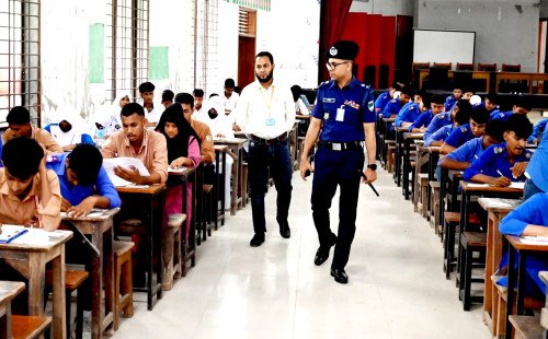 কুষ্টিয়ায় এসএসসি পরীক্ষাকেন্দ্র পরিদর্শনে পুলিশ সুপার, নিরাপদ ও সুশৃঙ্খল পরীক্ষা আয়োজনের বার্তা