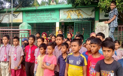ভেড়ামারায় প্রাথমিক বিদ্যালয়ে শিক্ষকের বিরুদ্ধে অনিয়মের অভিযোগ, উদ্বিগ্ন অভিভাবকরা
