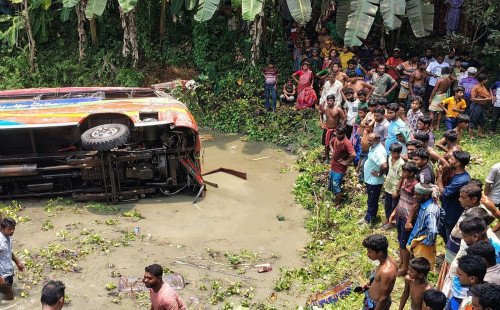 খোকসায় ট্রাক-বাসের মুখোমুখি সংঘর্ষে নিহত ৪, আহত ২০—শোকের ছায়া পুরো এলাকায়