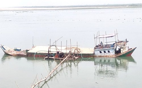 কুষ্টিয়ার রানাখড়িয়া সরদার বালিঘাটে বৈধ অনুমতিতে বালু উত্তোলন, স্থানীয় অর্থনীতিতে গতি