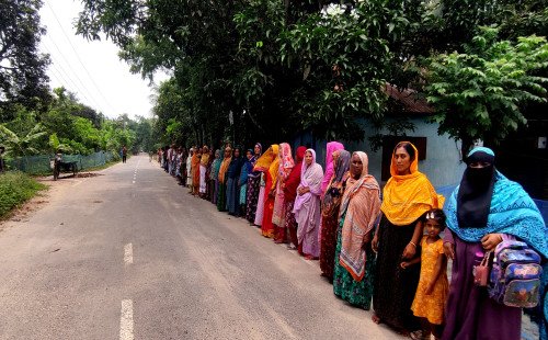অবৈধ বালুবাহী ডাম্প ট্রাকের বিরুদ্ধে তালবাড়িয়ায় বিক্ষোভ মিছিল ও মানববন্ধন
