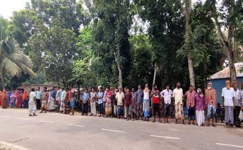 অবৈধ বালুবাহী ডাম্প ট্রাকের বিরুদ্ধে তালবাড়িয়ায় বিক্ষোভ মিছিল ও মানববন্ধন