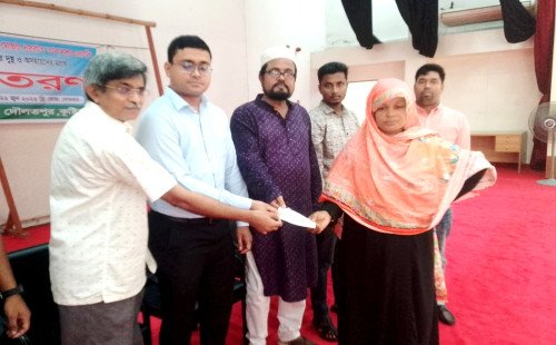 দৌলতপুরে প্রধানমন্ত্রীর ত্রাণ তহবিলের চেক বিতরণ অসহায় মানুষের পাশে রাষ্ট্রের সহমর্মিতা