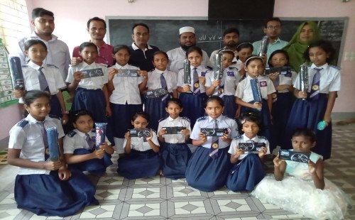 মুজিবনগরে মেধাবী শিক্ষার্থীদের মাঝে ছাতা ও শিক্ষা সামগ্রী বিতরণ