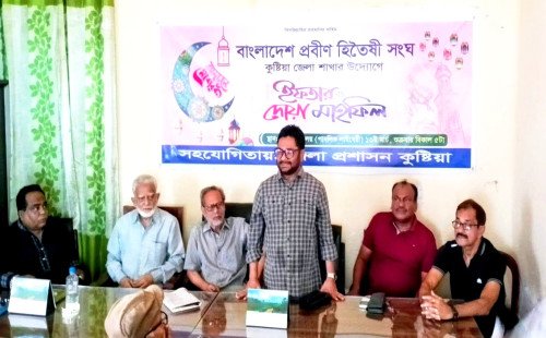 কুষ্টিয়ার প্রবীণদের দোরগোড়ায় কাজল মাজমাদার
