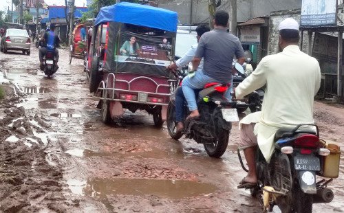 খাজানগরের চালের মোকামে ভাঙাচোরা রাস্তায় নাকাল ব্যবসায়ী-শ্রমিক-জনতা; ভারী যানবাহনের চাপে ক্ষতবিক্ষত সড়ক, বৃষ্টিতে সৃষ্টি হয় মরণফাঁদ