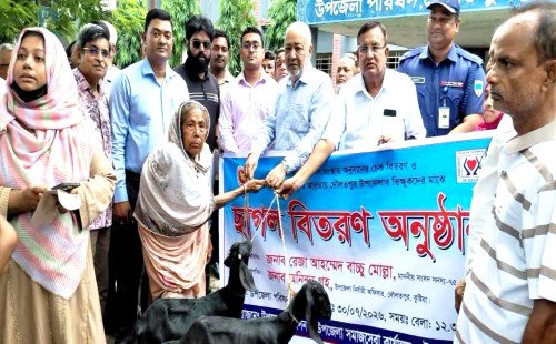 ভিক্ষার ঝুলি থেকে জীবিকার পথে, দৌলতপুরে ভিক্ষুকদের হাতে দুই ছাগল, আত্মনির্ভরতার স্বপ্ন দেখাচ্ছেন এমপি বাচ্চু মোল্লা