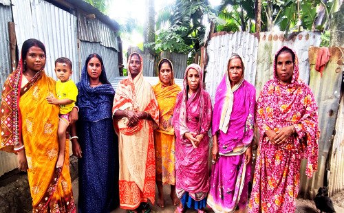 রেললাইনের পাশে অনিশ্চিত জীবন, সরকারি ঘরের আশায় খোকসার অসহায় বিধবারা