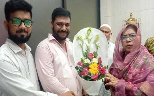 খন্দকার সোহেল ইসলাম কর্তৃক ফুলেল শুভেচ্ছা কুষ্টিয়া-২-এর সংরক্ষিত নারী সংসদ সদস্য ফরিদা ইয়াসমিনকে