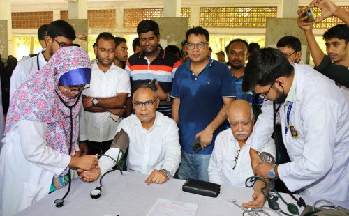 ইসলামী বিশ্ববিদ্যালয়ে ফ্রি হেলথ ক্যাম্প ও রক্তদান কর্মসূচি