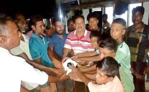 খেলাধুলায় যুবসমাজকে উদ্বুদ্ধ করতে গাংনীতে ক্রীড়া সামগ্রী বিতরণ