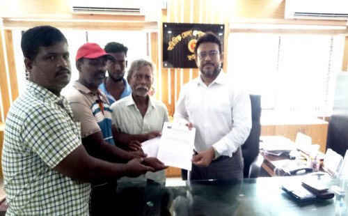 কুষ্টিয়ায় অধিকার আদায়ে হোটেল-রেস্তোরাঁ শ্রমিকদের স্মারকলিপি
