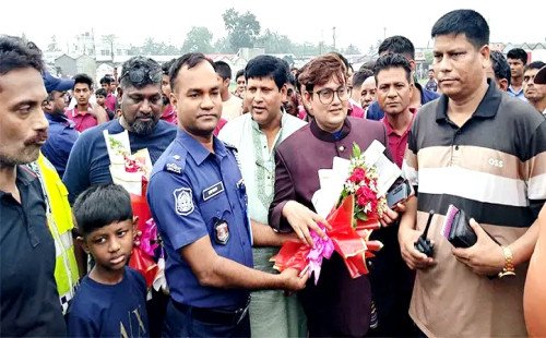 খোকসায় হেলিকপ্টারে ‘আদম ব্যবসায়ী’, ফুল হাতে পুলিশ!