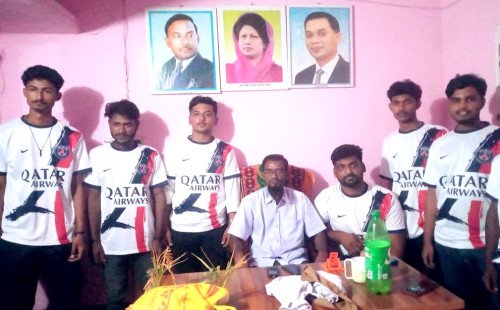 মেহেরপুরে তরুণ ভোটারদের মন জয়ের লড়াইয়ে রশিদুল ইসলাম