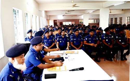কুষ্টিয়ায় পুলিশ সদস্যদের বিভাগীয় পদোন্নতি পরীক্ষার OMR পূরণে অনুশীলন