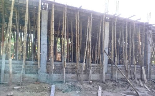 কুষ্টিয়ায় ভূমি অফিস নির্মাণে অনিয়মের অভিযোগ, স্টিলের জ্যাকের বদলে বাঁশ!